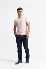 Remera verde con escote en V y logo bordado en el pecho.