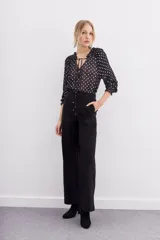 Pantalón recto negro de tiro alto con cierre trasero invisible y bolsillos laterales.