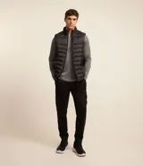 Remera deportiva azul para hombre, modelo comfort, confeccionada en tejido de poliéster con tecnología Dry, cuello redondo y mangas largas.