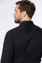 Camisa de vestir negra entallada, de manga larga y cuello clásico.