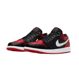 Championes Nike Air Jordan 1 Low, modelo clásico de corte bajo en color blanco y rojo, confeccionados en cuero sintético, con el icónico logo de las alas en el talón y el swoosh lateral en contraste.