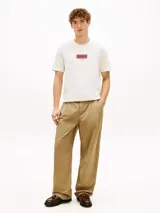 Remera de corte regular y cuello redondo de la marca Tommy Hilfiger, confeccionada en algodón de color blanco. Presenta un diseño gráfico en el pecho con el logo NYC y un pequeño logo bordado en la manga.