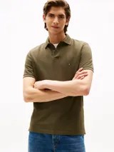 Chomba verde militar de Tommy Hilfiger, corte regular, con cuello tipo polo, tapeta de dos botones y logo bordado en el pecho.