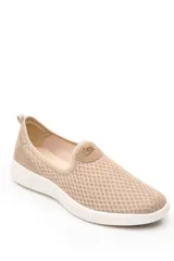Slip on de malla color beige, con suela blanca.