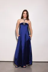 Vestido largo strapless de tafeta azul marino con sutil efecto tornasolado. Tiene elástico en la parte trasera y bolsillos ocultos.