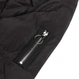 Campera bomber acolchada negra de nylon, con cuello redondo, cierre frontal, mangas largas y tres bolsillos externos con cierre.