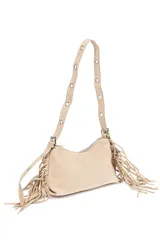 Bandolera color beige con flecos y ojales metálicos.