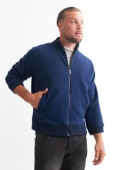 Campera azul marino de polar con cierre frontal, cuello alto y puños y cintura acanalados.