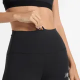 Calza deportiva de tiro alto New Balance, color negro, con tecnología NB DRY de secado rápido y tejido elástico en cuatro direcciones. Presenta el logotipo de la marca en la pierna y detalles reflectantes en el dobladillo.