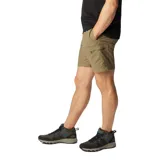 Short cargo de Columbia, color verde oliva, con cintura elástica y cinturón integrado. Cuenta con bolsillos laterales para las manos y bolsillos cargo con cierre de seguridad.