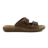 Sandalias negras de hombre con doble tira ajustable con hebilla y suela marrón.