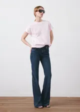 Camiseta de algodón color rosado, con diseño recto, cuello redondo y manga corta.