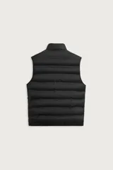 Chaleco acolchado de hombre color negro, con diseño puffer, cuello alto y cierre frontal con cremallera.