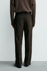 Pantalón de corte regular fit confeccionado en lana de origen italiano. Presenta bolsillos laterales, bolsillo cerillero frontal, bolsillos traseros de vivo y cierre frontal con cremallera y botón.