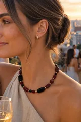 Collar de cuentas de cristal checo en tonos bordó, negro y rojo, separadas por pequeñas cuentas doradas, con cierre de acero.