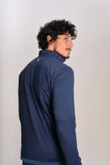 Buzo deportivo de cuello alto con cierre frontal parcial, manga larga y diseño entallado en tejido técnico de secado rápido.