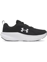 Championes de running Under Armour modelo Assert 11, color negro con suela blanca. Presentan parte superior de malla transpirable con revestimientos de cuero sintético para mayor soporte y amortiguación Charged+ en la mediasuela.