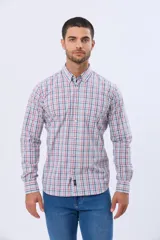 Camisa sport de manga larga con diseño a cuadros en tonos rojo, azul y blanco, con cuello con botones.