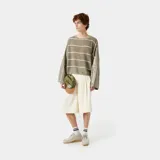 Suéter de tejido de punto calado color verde militar con rayas horizontales blancas, cuello redondo, hombros caídos y mangas amplias con logo de la marca tejido en el lateral.