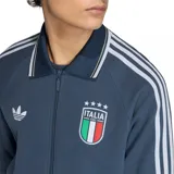 Campera deportiva Adidas Originals de la selección de Italia, color azul marino con cuello polo, cierre frontal completo, bolsillos laterales y las icónicas tres tiras blancas en las mangas. Presenta el logo del trébol de Adidas y el escudo de la selección italiana en el pecho.