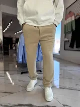 Pantalón jogging color tostado, de corte recto y diseño liso.