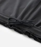 Pantalón deportivo de corte recto y ajuste cómodo, confeccionado en tejido técnico de poliéster y elastano. Presenta cintura elástica con cordón ajustable, bolsillos laterales y acabado liso con diseño funcional.