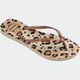 Ojotas Havaianas Slim con estampado animal print en tonos grises y tiras plateadas.