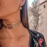 Gargantilla plateada de alpaca con tres tiras rígidas paralelas.