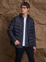 Campera tipo puffer de plumas en color azul marino, con cierre frontal y cuello alto.