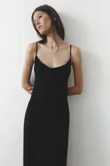 Vestido largo verde esmeralda de tirantes finos ajustables y escote fluido drapeado. Tiene forro interior y cierre trasero con gancho metálico.