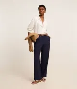 Pantalón recto de cintura alta color azul marino, confeccionado en viscosa, con trabillas en la cintura, elástico detrás de la cintura y frisos delanteros.