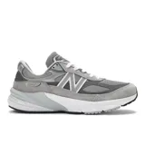 Championes New Balance 990v6, color gris con detalles en blanco, confeccionados en gamuza y malla, con logo "N" característico en los laterales y entresuela FuelCell y ENCAP.