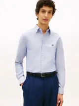 Camisa de corte regular confeccionada en puro algodón Oxford celeste, con cuello abotonado, cierre frontal de botones y logo bordado en el pecho.