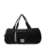 Bolso tipo duffle negro acolchado con cierre superior y logo estampado en rosa.