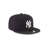 Gorra New Era 59Fifty de los New York Yankees, color negro con logo bordado en blanco.