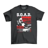 Remera negra de algodón con estampa gráfica frontal inspirada en la banda System of a Down, que incluye letras de canciones y elementos visuales en blanco y rojo.