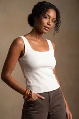 Musculosa de algodón y elastano color blanco, de corte al cuerpo y escote cuadrado.