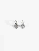 Par de aros tipo argolla de acero plateado, con dije colgante en forma de corazón con strass.