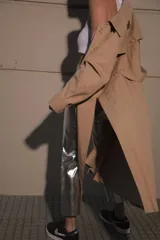 Pantalón capri semi oxford plateado, de ecocuero, tiro medio-alto, con botón metálico níquel y bolsillos traseros.