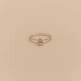 Anillo de plata 925 con circonia oval engarzada en cuatro puntas.
