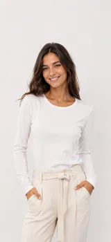 Remera de manga larga con escote redondo, confeccionada en tela suave y liviana con un calce cómodo y versátil.