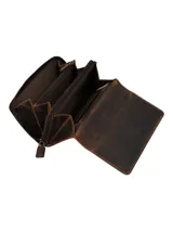 Billetera de cuero natural color marrón oscuro con acabado rústico. Presenta un diseño rectangular con solapa frontal imantada, cierre perimetral y logo grabado en el frente.