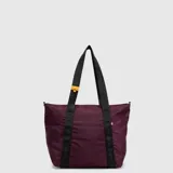 Bolso tipo tote color amarillo, de diseño acolchado con costuras horizontales. Cuenta con doble asa de mano y una correa larga ajustable y extraíble. Incluye un pequeño detalle de etiqueta lateral.