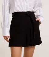 Short color verde militar, de corte sastrero y tiro alto, con lazo en la cintura.