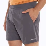 Short deportivo gris con cintura elástica ajustable con cordones, bolsillos laterales y logo de la marca en la pierna. Confeccionado con poliéster reciclado y elastano, con tecnología SwiftDry y protección UPF 50+.