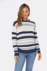 Buzo de punto fino con rayas horizontales en tonos azul marino, azul claro, beige y blanco. Tiene cuello redondo y mangas largas.
