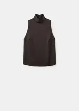 Blusa de tejido satinado color marrón, de corte recto, sin mangas y con cuello alto. Cuenta con cierre de cremallera en la parte posterior.