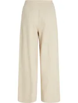 Pantalón beige de pierna ancha confeccionado en sarga de mezcla de algodón orgánico, lyocell y lino. Presenta pinzas en la parte delantera, cierre de cremallera con botón y logo de Tommy Hilfiger bordado en la parte trasera.