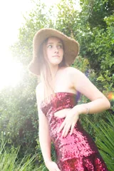 Vestido corto negro con diseño cut-out en la cintura, estilo strapless y ruedo decorado con flecos largos.