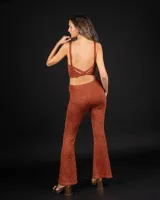 Top negro de viscosa con lurex, escote en V y tirantes finos ajustables.